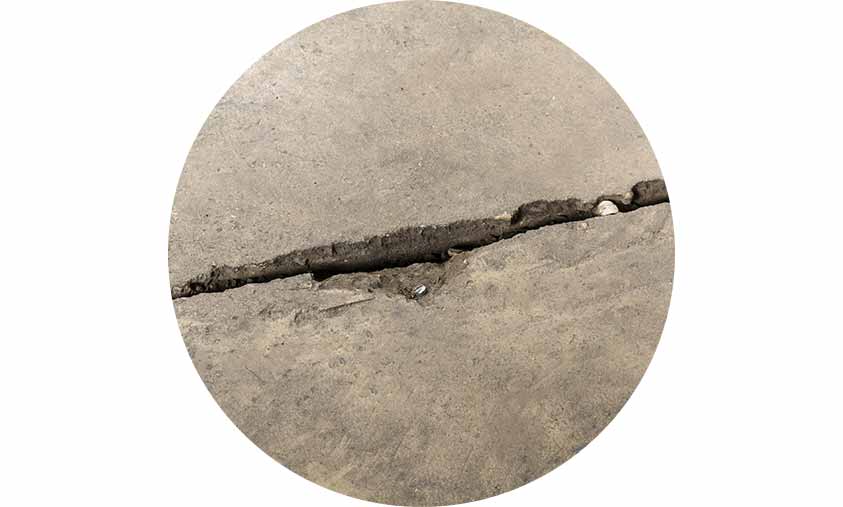Image d'une fissure dans un sol en béton