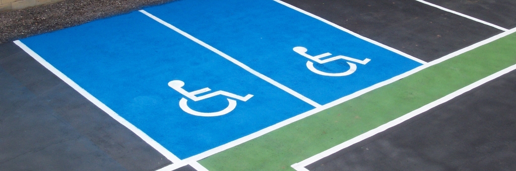 Photo de deux places de parking pour handicapés