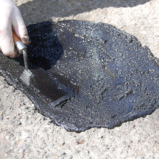 Watco Répar'bitume® Coulable est idéal pour les réparations superficielles d'asphalte et de goudron légèrement endommagés ou fissurés. Il suffit de mélanger et de verser sur la surface à réparer et le produit se lisse avec l'aide d'une truelle